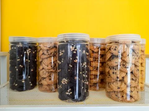 Assorted Eid Butter Cookies in Plastic Jars Fotos de archivo