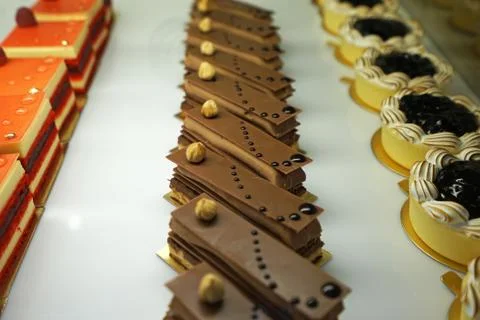Assorted flavor colorful eclair and French pastry bakery displayed in glass show Foto stock