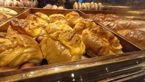 Assorted Fresh Bakery Breads and Pastries Displayed on Buffet Counter Stock-Fotos