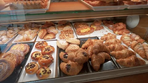 Assorted Fresh Pastries in Bakery Display Case – Croissants, Danishes &amp; Sweets 스톡 동영상 333904308