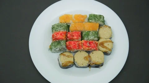 Assorted fresh rolls on a white plate rotates in a circle. Vidéo 126238532