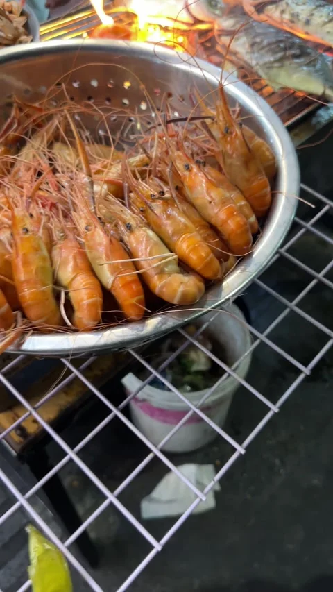 Assorted fresh seafood like shrimp, crabs, mantis shrimp, and whole fish gr.. Video stock 344398505