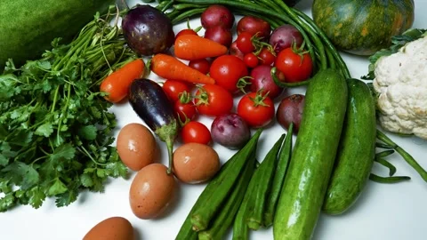 Assorted Fresh Vegetables and Eggs Footage, A colorful assortment of fresh .. Vidéo 305033877