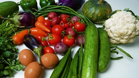 Assorted Fresh Vegetables and Eggs Footage, A colorful assortment of fresh .. Vidéo 305033890