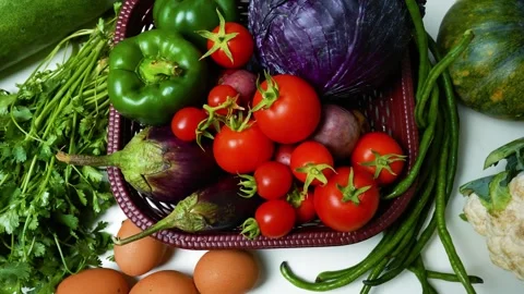 Assorted Fresh Vegetables in a Basket Footage, A basket filled with fresh v.. 库存影片 305033091