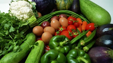 Assorted Fresh Vegetables on Red Tray, A colorful assortment of fresh veget.. Vidéo 305038972