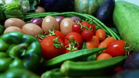 Assorted Fresh Vegetables on Red Tray Footage, A colorful assortment of fre.. Vidéo 305040168