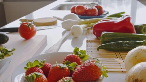 Assorted Fresh Vegetables Spread on Kitchen Surface Vídeos de archivo 334318521