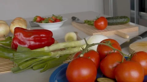 Assorted Fresh Vegetables on Wooden Cutting Board Vídeos de archivo 334318520
