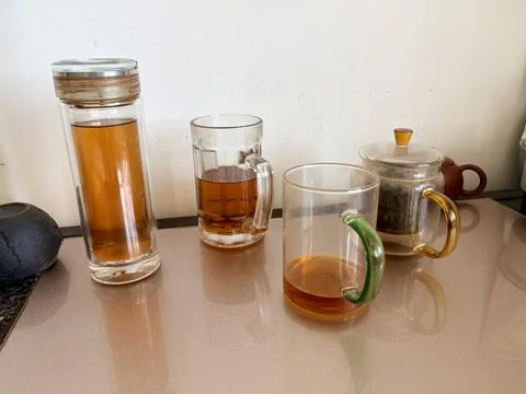 Assorted Glass Cups of Tea on a Kitchen Counter Stock-Fotos
