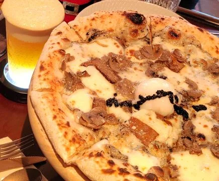 Assorted Ham and Olive Pizza on Buffet Display with Freshly Baked Toppings Stock-Fotos