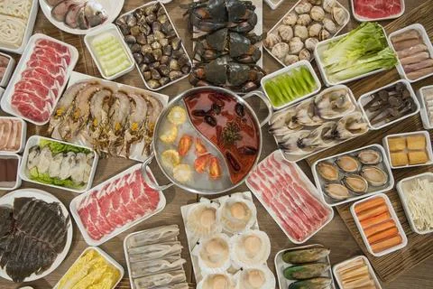 Assorted Hot Pot Ingredients With Broth Foto stock