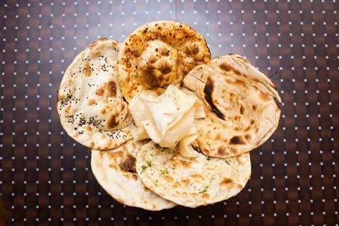 Assorted Indian Bread Basket, sada roti, butter naan, garlic naan, tandoori r Foto stock