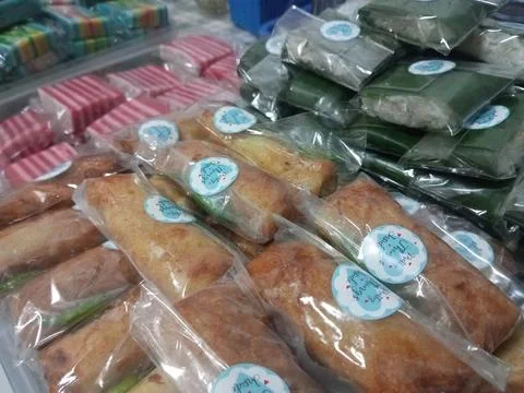 Assorted IndonesianTraditional Snacks in Plastic Packaging Foto stock