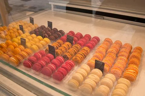 Assorted macarons in a cake shop Foto stock