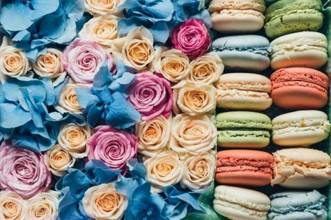 Assorted macaroon and flowers in a box 库存照片