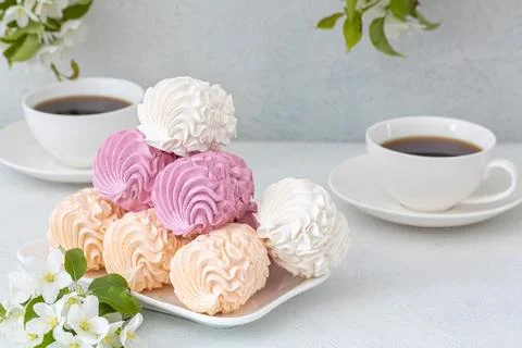 Assorted marshmallows for breakfast with a cup of fragrant coffee Foto stock
