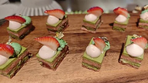 Assorted Matcha Strawberry Mini Cake on Wooden Serving Board Dessert Buffet Stock-Fotos