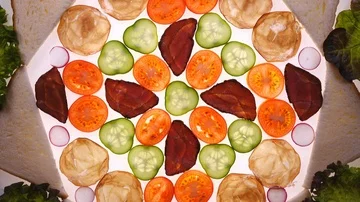 Assorted meat with vegetables and bread rotating on white background in 4K Vidéo 85923248