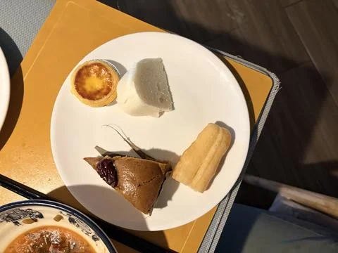 Assorted Mini Desserts on a White Plate Foto stock