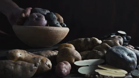 Assorted native Peruvian potatoes and purple chips in a rustic setting. Vídeo Stock 344986344