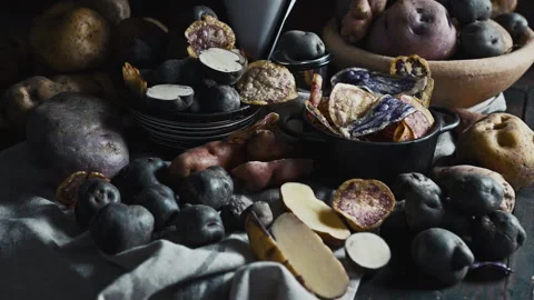 Assorted native Peruvian potatoes and purple chips in a rustic setting. Vídeo Stock 344986520