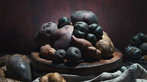 Assorted native Peruvian potatoes and purple chips in a rustic setting. Vídeos de archivo 344986821