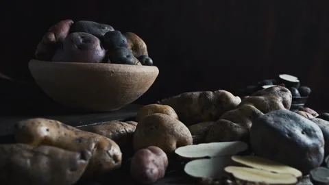 Assorted native Peruvian potatoes and purple chips in a rustic setting. Vídeos de archivo 344987054