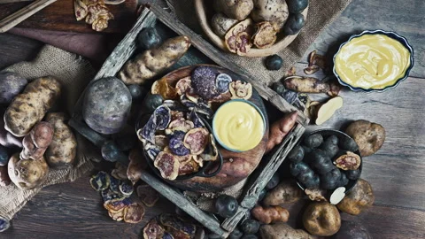 Assorted native Peruvian potatoes and purple chips in a rustic setting. Vídeo Stock 344987304