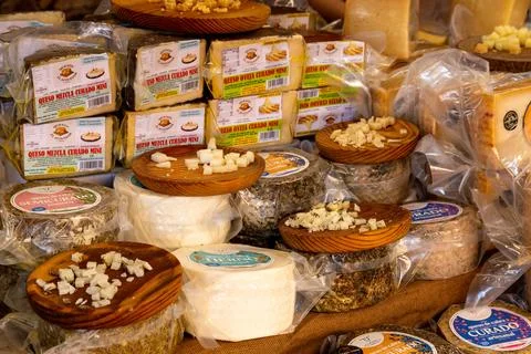 Assorted packaged cheese with tasting cubes on wooden plates 库存照片