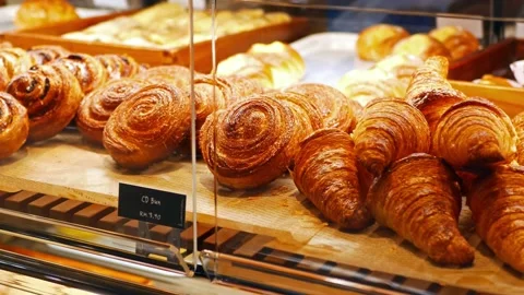 Assorted pastry and bread arranged on tray selling at bakery shop. Vidéo 201286036