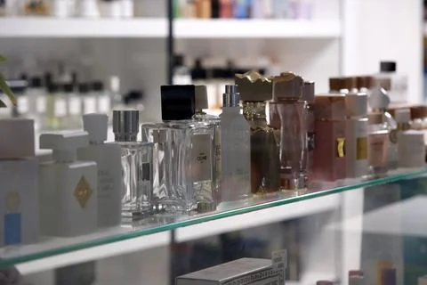 Assorted perfumes displayed elegantly in a modern shop setting Stock-Fotos