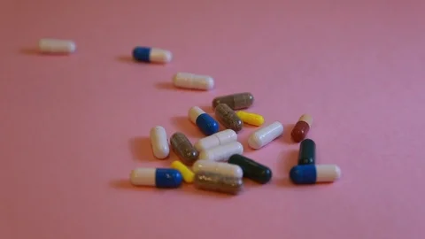 Assorted pharmaceutical medicine pills, tablets and capsules and bottle on pi Stockbeeldmateriaal 113418608