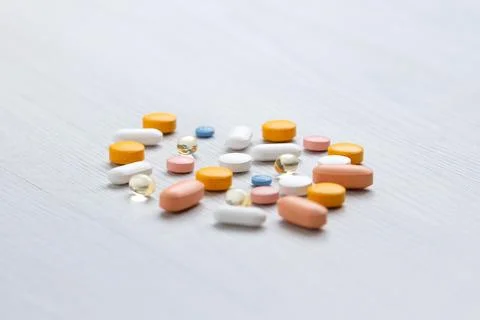 Assorted pills on surface with shallow depth of field, healthcare and pharm.. Foto stock