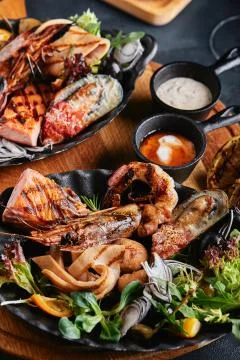 Assorted seafood on plates. Beautiful composition on a served seafood table Foto stock
