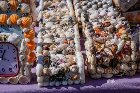 Assorted Seashell Souvenirs on Display Foto stock