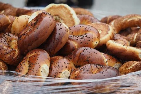 Assorted seeded bread rolls displayed at a bakery counter Stock-Fotos