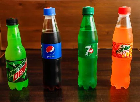 Assorted soft drink pepsi, 7 up, mirinda 245 ml and dew half litter isolate.. Foto stock