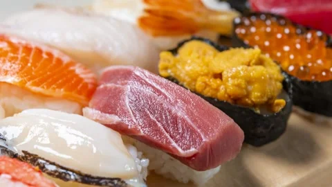 Assorted sushi with tuna, sea urchin, abalone, shrimp, zoom pan Stock Footage 337670992