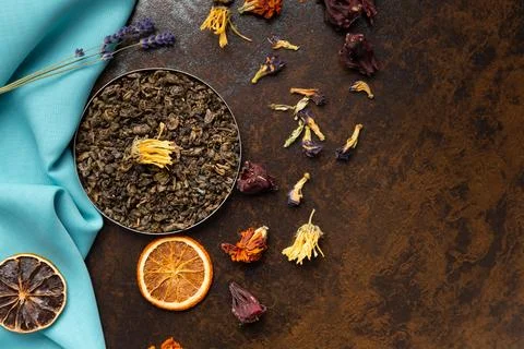 Assorted tea and citrus chips on a dark background top view. Foto stock