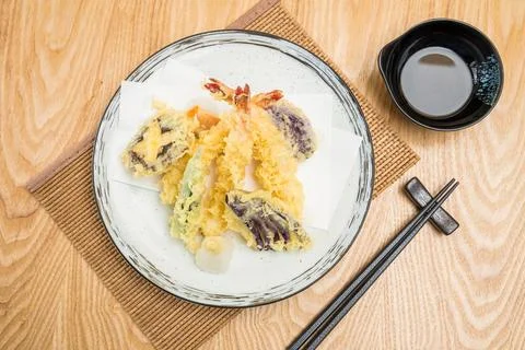 Assorted tempura with dipping sauce Foto stock