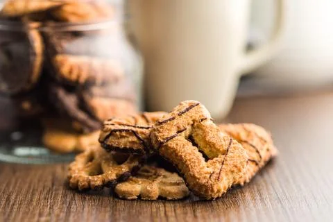 Assorted various cookies. Sweet biscuits on wooden table. Foto stock