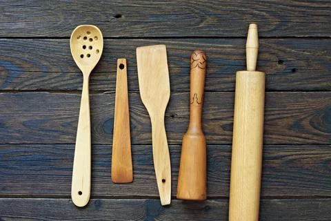 Assorted Wooden Kitchen Tools on Dark Wood Surface Stock-Fotos