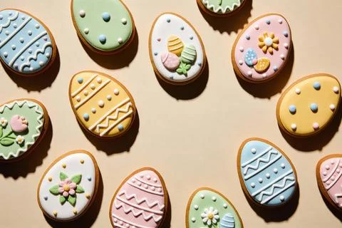 Assortment of beautifully decorated Easter egg shaped sugar cookies on a pl.. Stock Photos