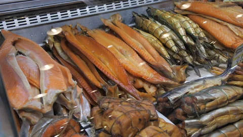 Assortment of fresh fish in a shop window Видео 96772072