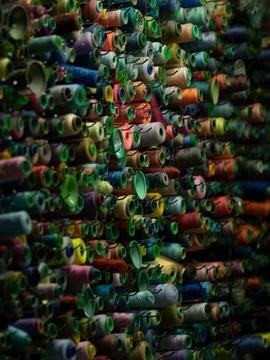 Assortment of woolen threads arranged in a vibrant pattern Foto stock