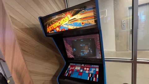 Asteroids Video Game - Retro - Arcade - Iowa City, IA - May 11, 2024 Vídeo Stock 275092936
