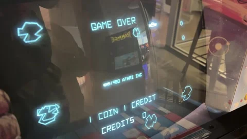 Asteroids Video Game - Retro - Arcade - Game Over - Iowa City, IA - May 11, 2024 Vídeo Stock 275093002