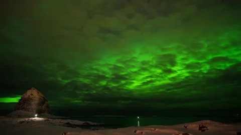 Astonishing seamless loop of the enchanting Aurora Borealis lights, perfect for 스톡 동영상 334658807