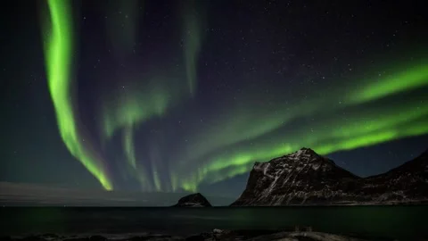 Astonishing seamless loop of the enchanting Aurora Borealis lights, perfect for Stock-Footage 334658950